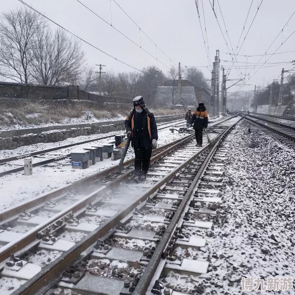 老头趴在雪白身体耸动救援人员正在紧急除雪争取尽快救出被困老人