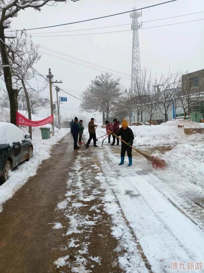 老头趴在雪白身体耸动救援人员正在紧急除雪争取尽快救出被困老人