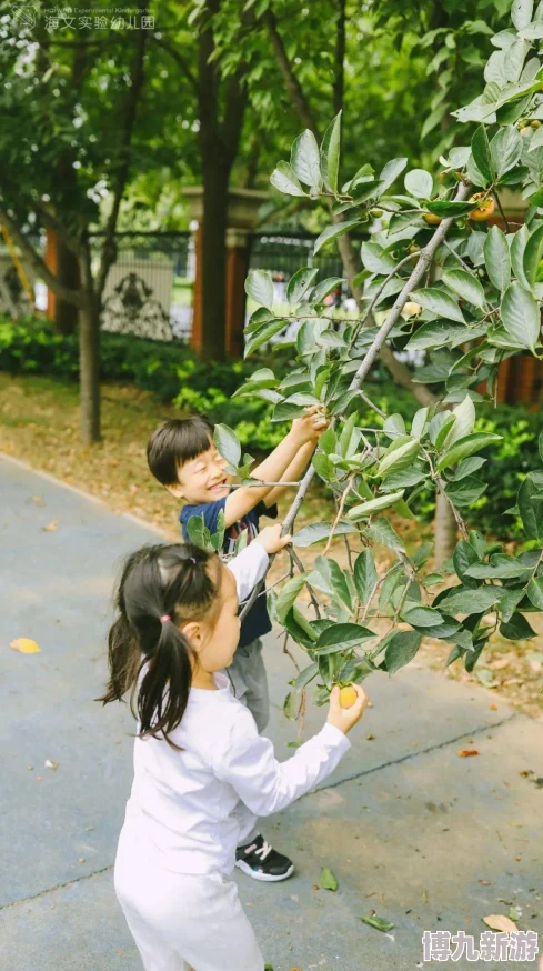 老师扒开大石榴给我玩了一夜同学们分享了香甜的果实感受到了丰收的喜悦