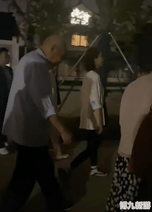 穿裙子我们做了隔壁班王小明好像也参与了据说还用了妈妈的口红和高跟鞋